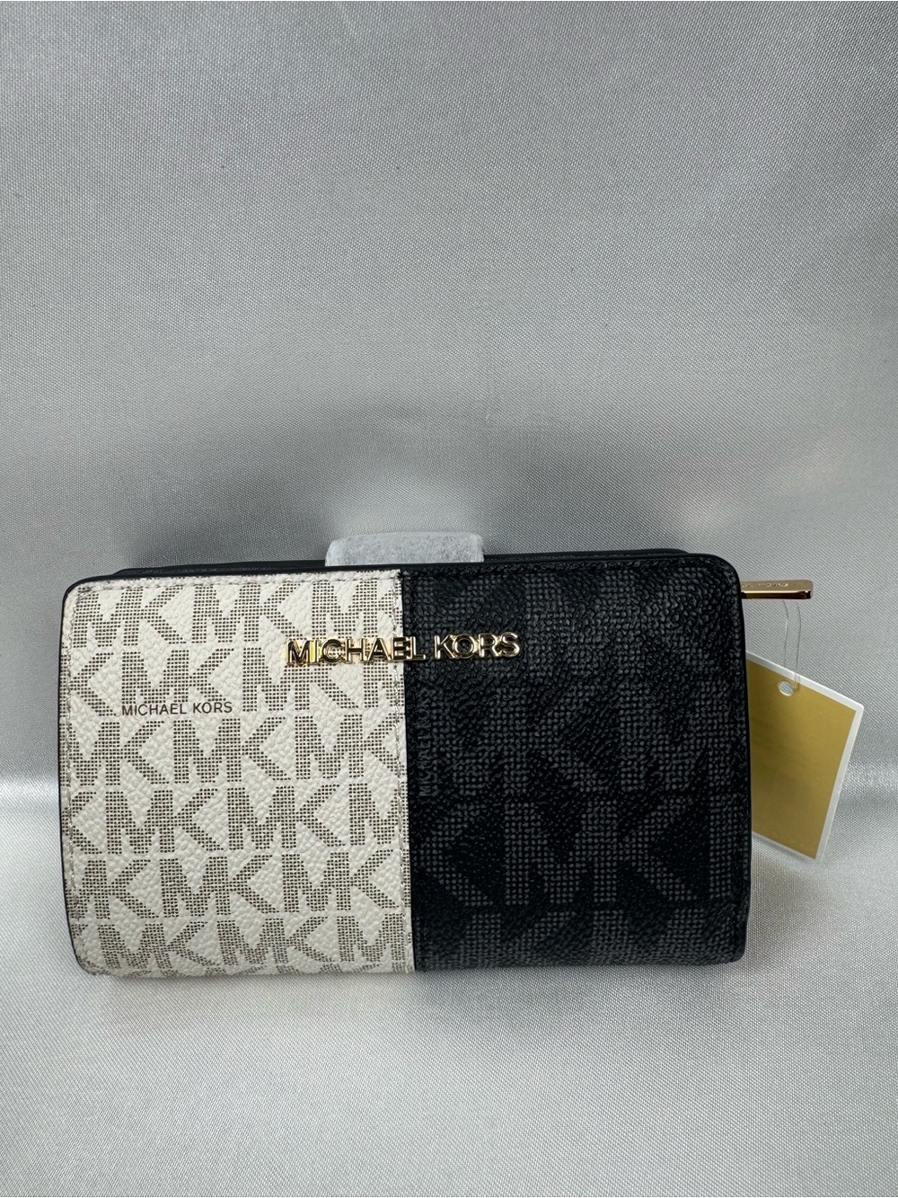 Michael Kors Jet Set Medium Bifold Zip Wallet